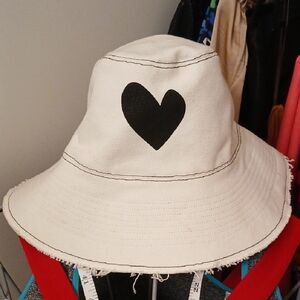 Kerri Rosenthal Women’s Heart Pull On White/Navy Bucket Hat One Size